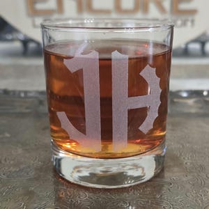 Set mit 2 handgefertigten Monogram Zahnrad Bourbongläsern - personalisierte Whisky-Enthusiasten