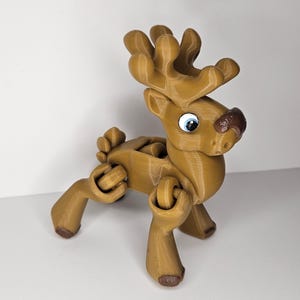 フレキシブルなトナカイのクリスマスおもちゃ。クリスマスプレゼントにぴったり。子供も大人も楽しめます。サンタのワークショップ。動物愛好家向け。鹿の冬の雪。