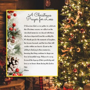 Könnte beinhalten: Eine Weihnachtsszene mit einem geschmückten Baum, Geschenken und einem gerahmten Gebet. Das Gebet mit dem Titel "A Christmas Prayer for Loss" ist in eleganter Schrift dargestellt. Die Szene vermittelt ein Gefühl von Wärme und Erinnerung während der Feiertage.