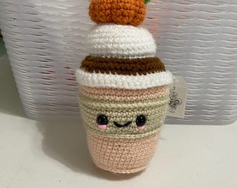 Peluche de ganchillo con leche y especias de calabaza