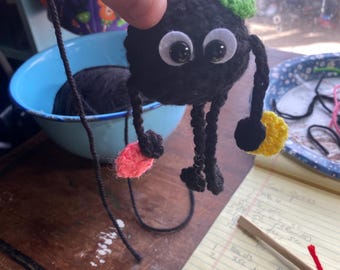 Patrón de crochet para llavero de hada del carbón