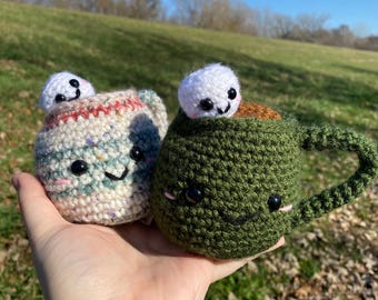 Tazza di peluche all'uncinetto con cioccolata calda