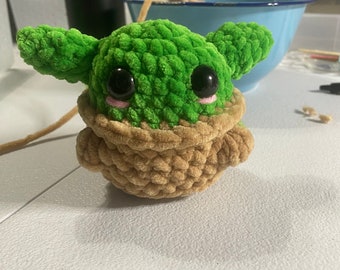 Peluche de bebé extraterrestre de ganchillo
