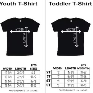 Op de afbeelding: Maattabel voor jeugd- en peuter T-shirts. De tabel toont breedte- en lengtemaat in inches, samen met de bijbehorende leeftijds- en gewichtsbereiken.  Jeugdmaten zijn S, M, L, XL. Peutermaten zijn 2T, 3T, 4T, 5T.