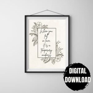 Può includere: Stampa d'arte stampabile in bianco e nero con un design floreale e la citazione "Quando ti innamori, è una follia temporanea."