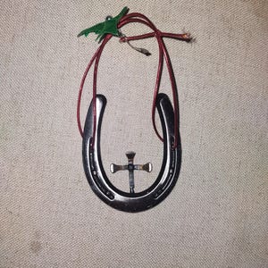 Ornement croix fer à cheval poney