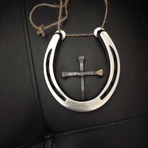 Ornement croix en fer à cheval