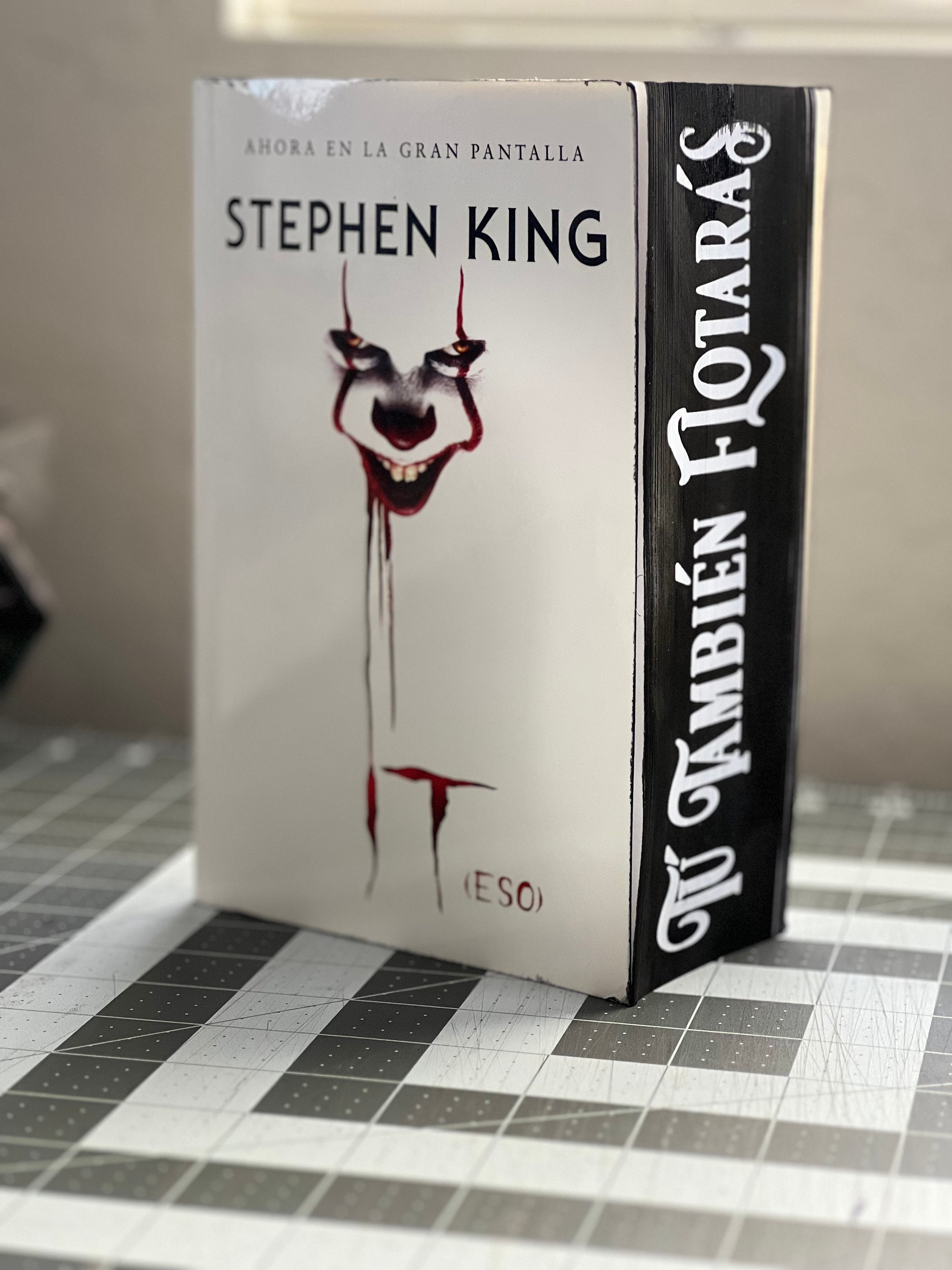 IT (Spanish Edition) Stephen King Sprayed Edge Paperback