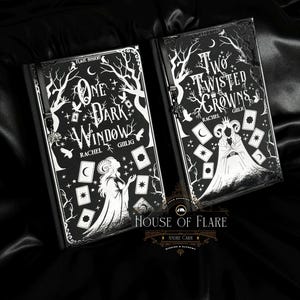 Könnte beinhalten: Zwei schwarze Buchcover mit weißen Illustrationen und Text. Die Cover zeigen ein Baumdesign, Halbmonde, Sterne und die Titel "One Dark Window" und "Two Twisted Crowns". Die Bücher stammen von Rachel Gillig und von House of Flare.
