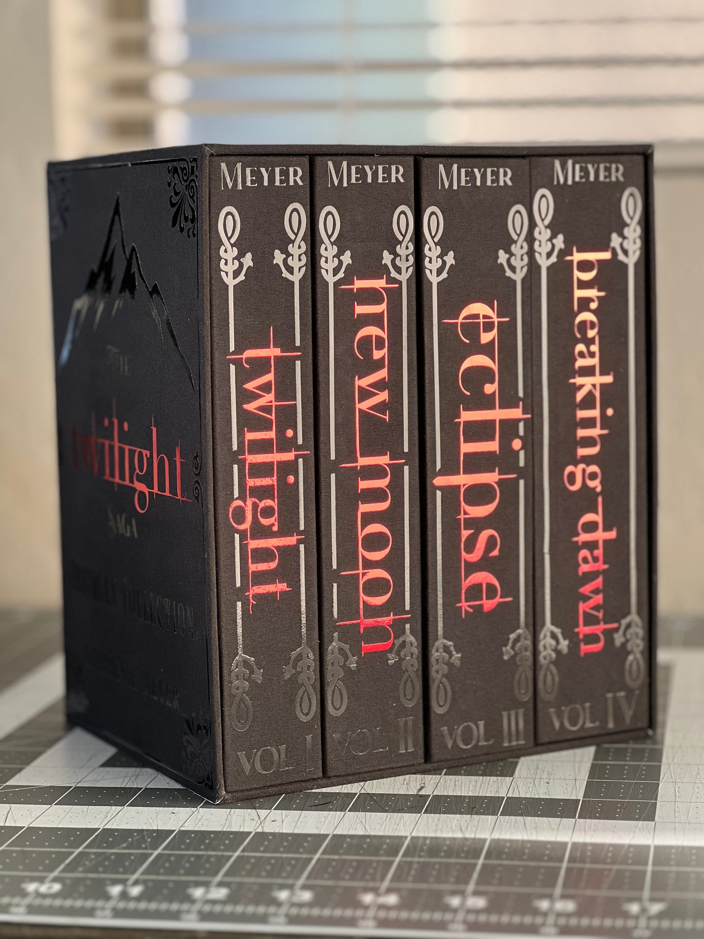 洋書4冊セットthe twilight saga collection The Twilight Saga Set of 4 Book Set - MTO – Juniper Custom