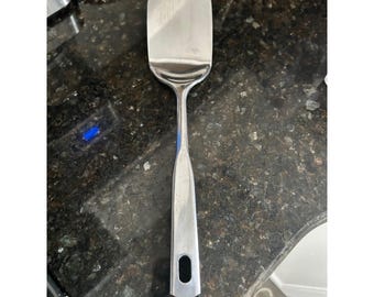 Szpatułka Ekco ze stali nierdzewnej z czarnym uchwytem i wkładem kuchennym