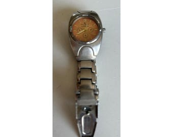 Reloj Charles Raymond tono plateado, esfera color melocotón, acero inoxidable, movimiento japonés.