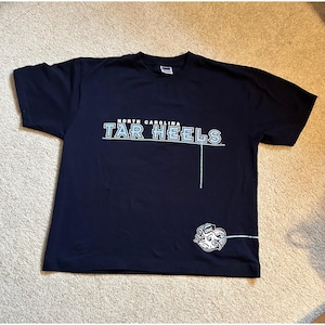 Koszulka NCC Apparel North Carolina Tar Heels w kolorze granatowym UNC Rameses Graphic XL zdjęcie 1