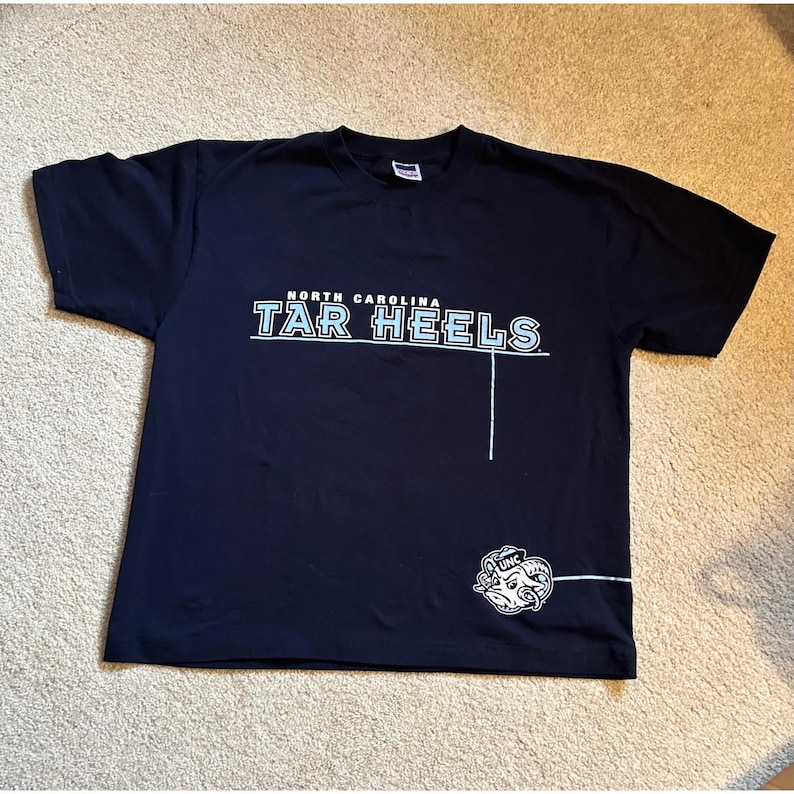 Koszulka NCC Apparel North Carolina Tar Heels w kolorze granatowym UNC Rameses Graphic XL zdjęcie 1