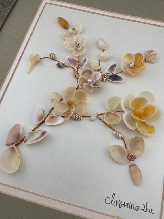 額入り貝殻の花アート：厳選された天然素材を手作りで仕上げました
