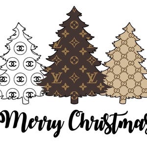 Puede incluir: Tres árboles de Navidad con diseños de diseñador. El primer árbol es blanco con Cs entrelazadas negras, el segundo es marrón con logotipos de LV y el tercero es beige con Gs entrelazadas. Las palabras "Merry Christmas" están escritas en cursiva debajo.
