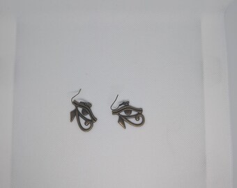 Eye earrings
