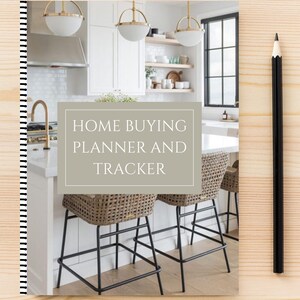 Op de afbeelding: Een spiraalgebonden planner met de tekst "HOME BUYING PLANNER AND TRACKER" op de omslag. De omslag toont een keukenscène met barkrukken en een potlood op een houten oppervlak. De rug van de planner heeft zwart-witte strepen.