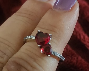 Anillo de plata de primera ley con rubí en forma de corazón