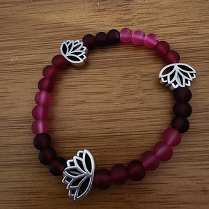 Rubinrotes Armband mit Lotusblume