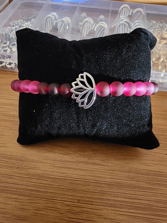 Bracciale con ciondolo a forma di loto in argento antico