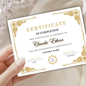 Puede incluir: Un certificado blanco con bordes y texto decorativos dorados. El certificado dice "CERTIFICADO DE FINALIZACIÓN" e incluye el nombre "Charlie Ethan". La fecha es "23 de enero de 2026".