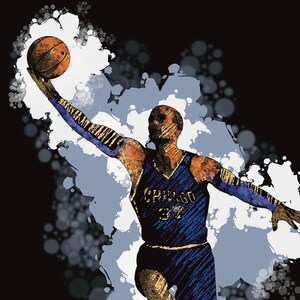 Può includere: Un giocatore di basket con una maglia blu e oro con la scritta "Chicago" e il numero "37" su di essa, sta saltando in aria e sta per tirare a canestro. Il giocatore è in silhouette su uno sfondo bianco e grigio con un effetto di vernice schizzata.