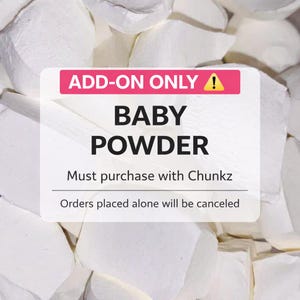 Puede incluir: Imagen de objetos blancos de forma irregular, posiblemente malvaviscos, con una etiqueta rectangular. La etiqueta dice "ADD-ON ONLY! BABY POWDER" e incluye texto adicional sobre los requisitos de compra.