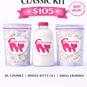 Puede incluir: La imagen muestra un "Kit Clásico Miss Kitty's Chunkz" con tres variaciones de producto: XL Chunkz, Whole Kitty (1L) y Small Crumble. El kit incluye una botella y dos bolsas llenas de trozos blancos. El logotipo presenta una silueta de gato rosa.