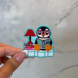 Broderilapp med pingvinläsningsbok - Stryk-på, sy-på, kawaii-lappar, vinterlapp