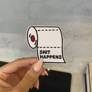 Shit Happens トイレットペーパー 面白いミーム 刺繍パッチ - アイロン接着、縫い付け