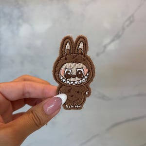 Toppa ricamata Labubu marrone pelosa - da stirare, cucire, attaccare, kawaii