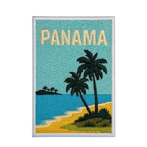 Pode incluir: Remendo bordado com uma cena de praia tropical. O remendo mostra a palavra "PANAMÁ" em letras bege sobre um céu e um oceano turquesa. Duas palmeiras estão em uma praia de areia amarela, com uma pequena ilha ao longe.