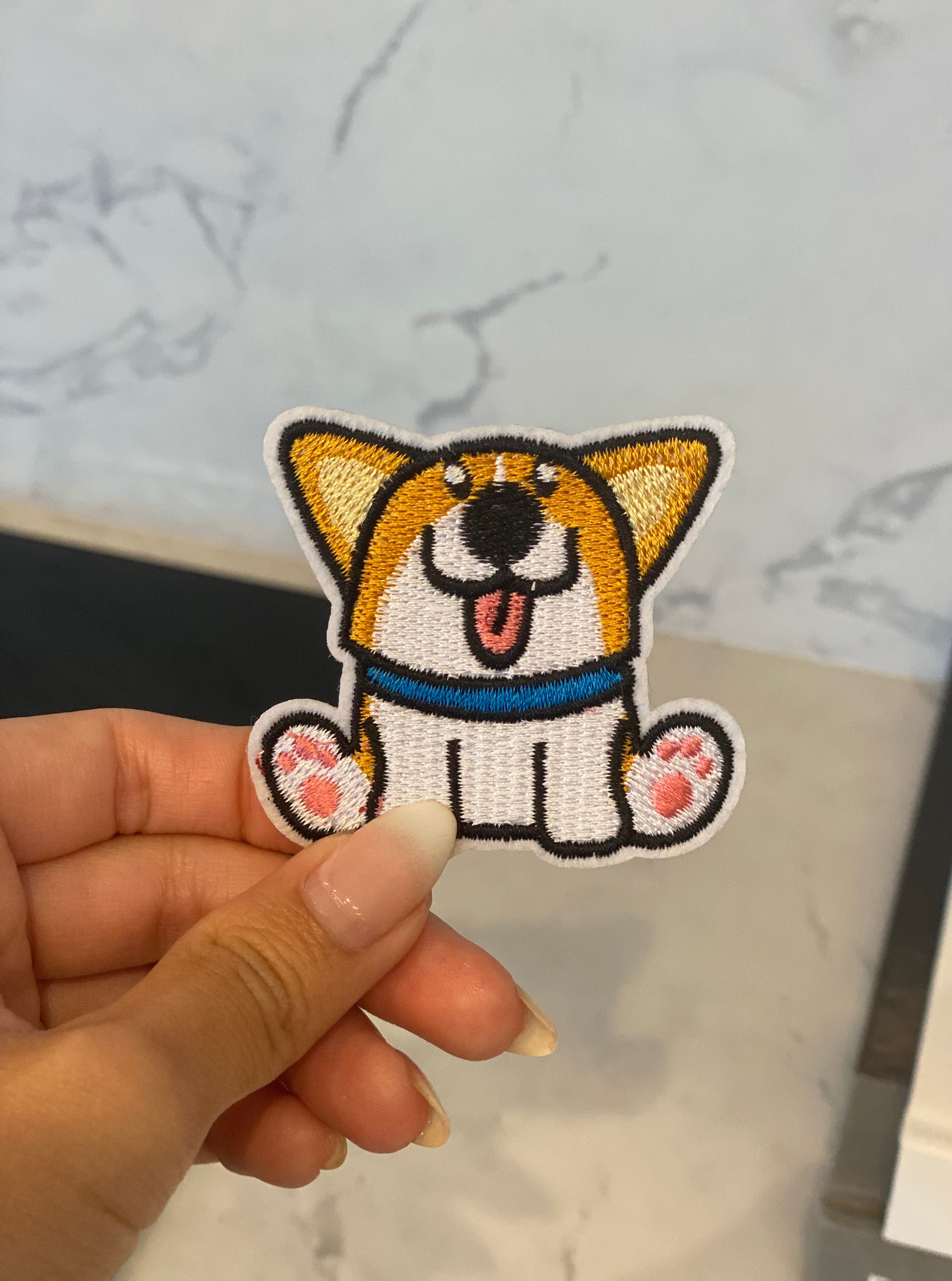 オリジナル　刺しゅう　Doggy アイロン接着タイプ コーギーの舌刺繍ワッペン - アイロン接着、縫い付け、犬用ワッペン