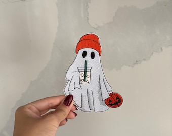 Patch de broderie Fantôme d'Halloween avec citrouille et café glacé - écusson à repasser, à coudre, kawaii, écusson effrayant