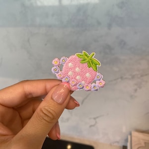 Kleine Erdbeere mit Blumenring Embroidery Patch - Aufnäher zum aufbügeln, annähen, Food Patch, Kawaii Patch