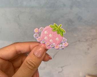 Kleine Erdbeere mit Blumenring Embroidery Patch - Aufnäher zum aufbügeln, annähen, Food Patch, Kawaii Patch