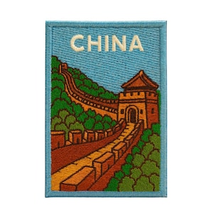 Può includere: Toppa ricamata raffigurante la Grande Muraglia cinese, con la scritta "CHINA" in bianco su un cielo blu. La toppa raffigura la muraglia in tonalità marroni e gialle, con alberi verdi.