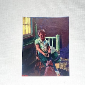 Może przedstawiać: Malowanie przedstawiające osobę siedzącą na krześle z psem przed nią. Osoba ma na sobie zieloną koszulę, a pies jest brązowy. Obraz jest wykonany w realistycznym stylu.