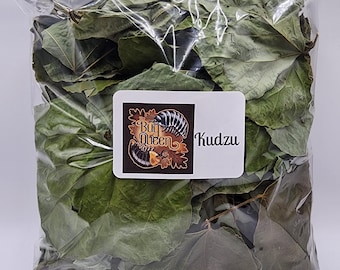 Puede incluir: Una bolsa de plástico transparente resellable llena de hojas de kudzu verdes secas. Una etiqueta rectangular blanca está adherida al frente, con un logotipo de dos cochinillas y el texto The Bug Queen, seguido de la palabra Kudzu en negro.