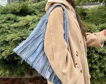 Bolso pequeño de mezclilla con bordes deshilachados. Bolso hecho con jeans reciclados. Pieza única.
