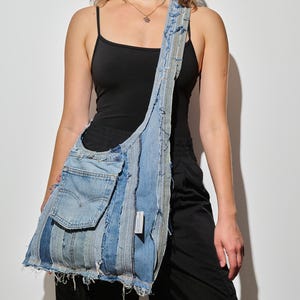 Denim crossbodytas Middelgrote upcycled jeanstas met gerafelde randen Patchwork tas Vintage stijl tas Elke tas op maat