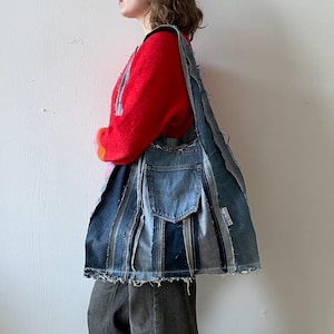 Vintage jeanstas Grote spijkertas Dubbelzijdige tas Draagtas Geüpcycleerde spijkerbroek met gerafelde randen Unieke spijkertas Duurzaam cadeau