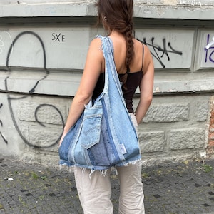 Op maat gemaakte denim draagtas Upcycled tas met gerafelde randen Vintage jeanstas Unieke spijkertas Duurzaam cadeau Omkeerbare tas