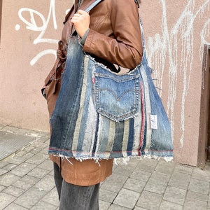 Vintage Jeans Tasche Große Jeanstasche Wendetasche Tragetasche Upcycled Jeanstasche mit ausgefransten Kanten Einzigartige Jeanstasche Nachhaltiges Geschenk