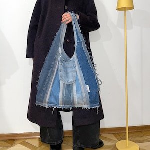 Grote denim tas Denim portemonnee Custom design Omkeerbare draagtas Upcycled jeanstas met gerafelde randen Unieke denim tas Duurzaam cadeau