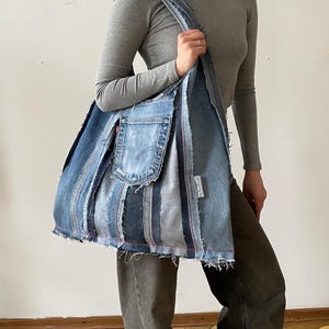 Jeanstas Grote spijkertas Dubbelzijdige tas Draagtas Geüpcycleerde spijkerbroek met gerafelde randen Unieke spijkertas Duurzaam cadeau