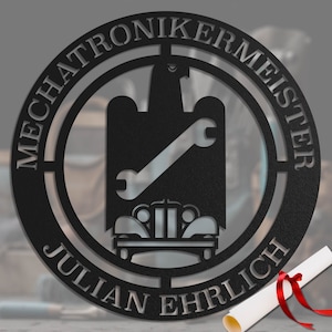Könnte beinhalten: Schwarzes Metallschild mit dem Text "Mechatronikermeister" in einem Kreis um eine Silhouette eines Adlers, der einen Schraubenschlüssel über einem Auto hält. Der Text "Julian Ehrlich" befindet sich unter dem Kreis.