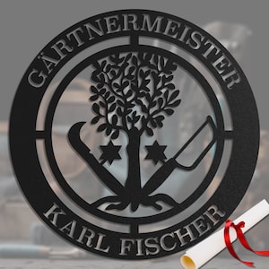Op de afbeelding: Zwart metalen bord met een boom, twee tuingereedschappen en de tekst "Gärtnermeister Karl Fischer".