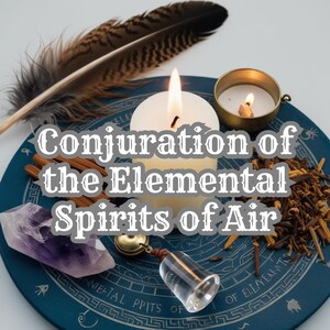 Puede incluir: Un plato circular azul con una inscripción blanca que dice "Conjuración de los espíritus elementales del aire". El plato tiene una variedad de objetos sobre él, incluyendo una vela blanca, una pluma, un tazón pequeño, un cristal y una campana.